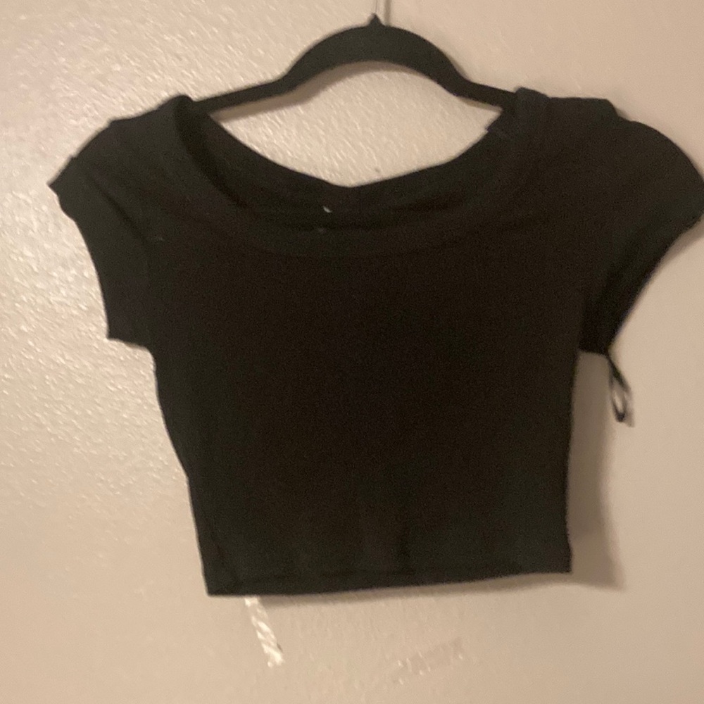 Black short sleeve cropped top